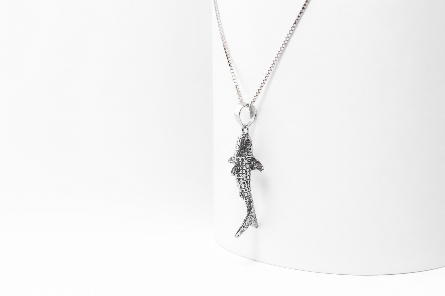 Whale Shark Necklace in Sterling Silver 925 | Ocean Animal Pendant | Handmade Minimal Marine Jewelry | Gift for Ocean Lovers - immagine 4