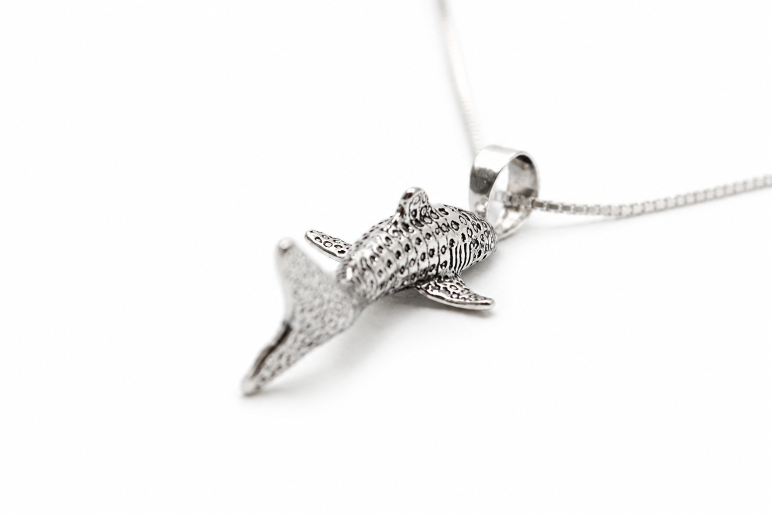 Whale Shark Necklace in Sterling Silver 925 | Ocean Animal Pendant | Handmade Minimal Marine Jewelry | Gift for Ocean Lovers - immagine 6