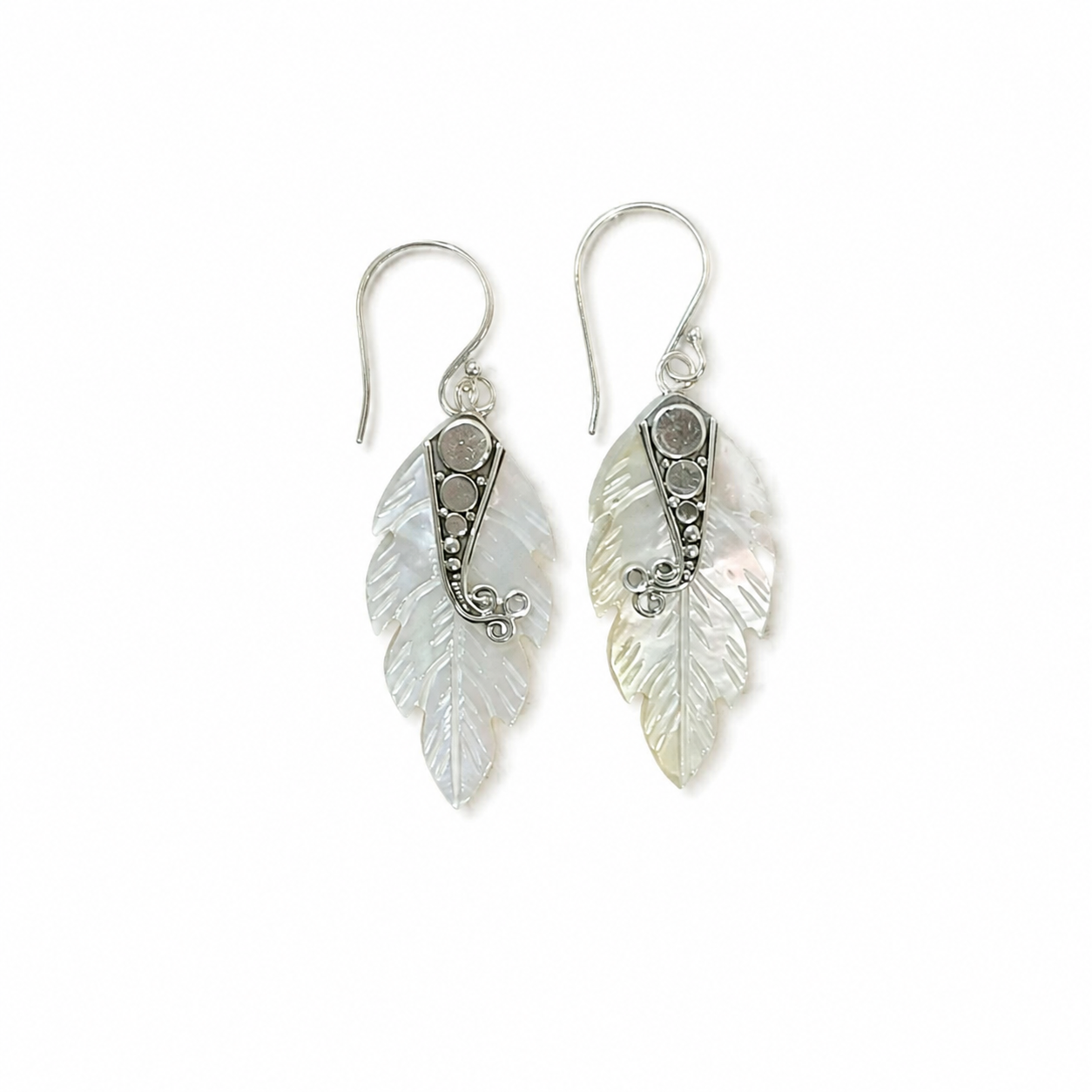Carved Mother of Pearl Feather Earrings – Handcrafted 925 Sterling Silver Jewelry - immagine 2
