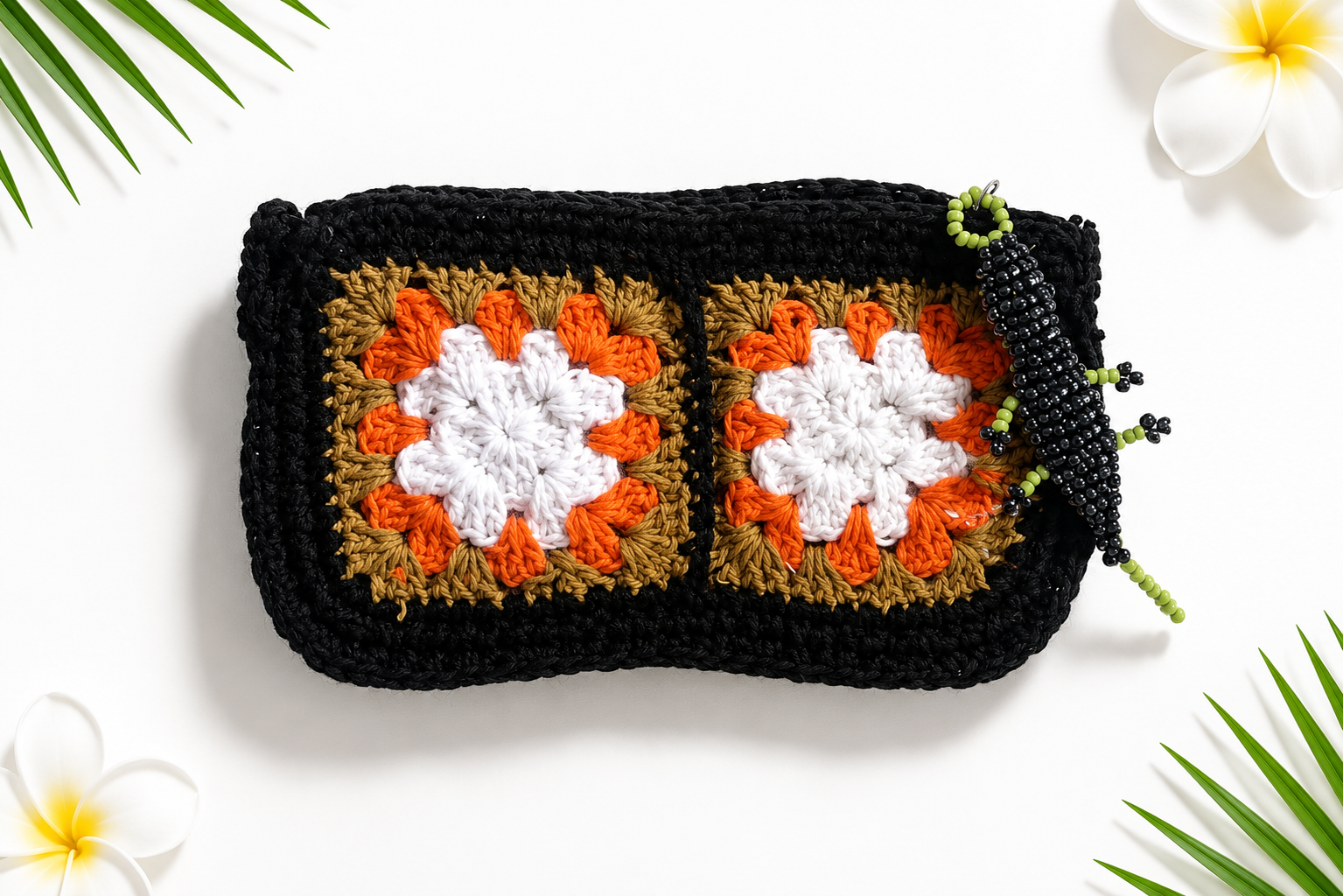 Black Crochet Clutch with Beaded Crocodile Charm – Handmade Multicolor Pochette - immagine 3