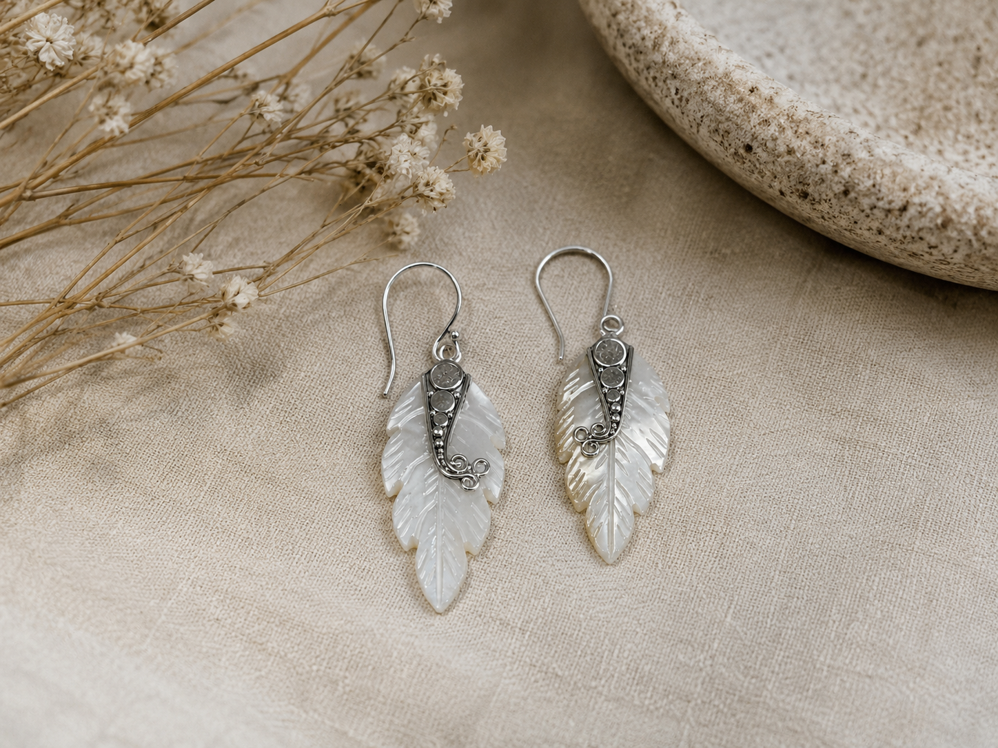 Carved Mother of Pearl Feather Earrings – Handcrafted 925 Sterling Silver Jewelry - immagine 3