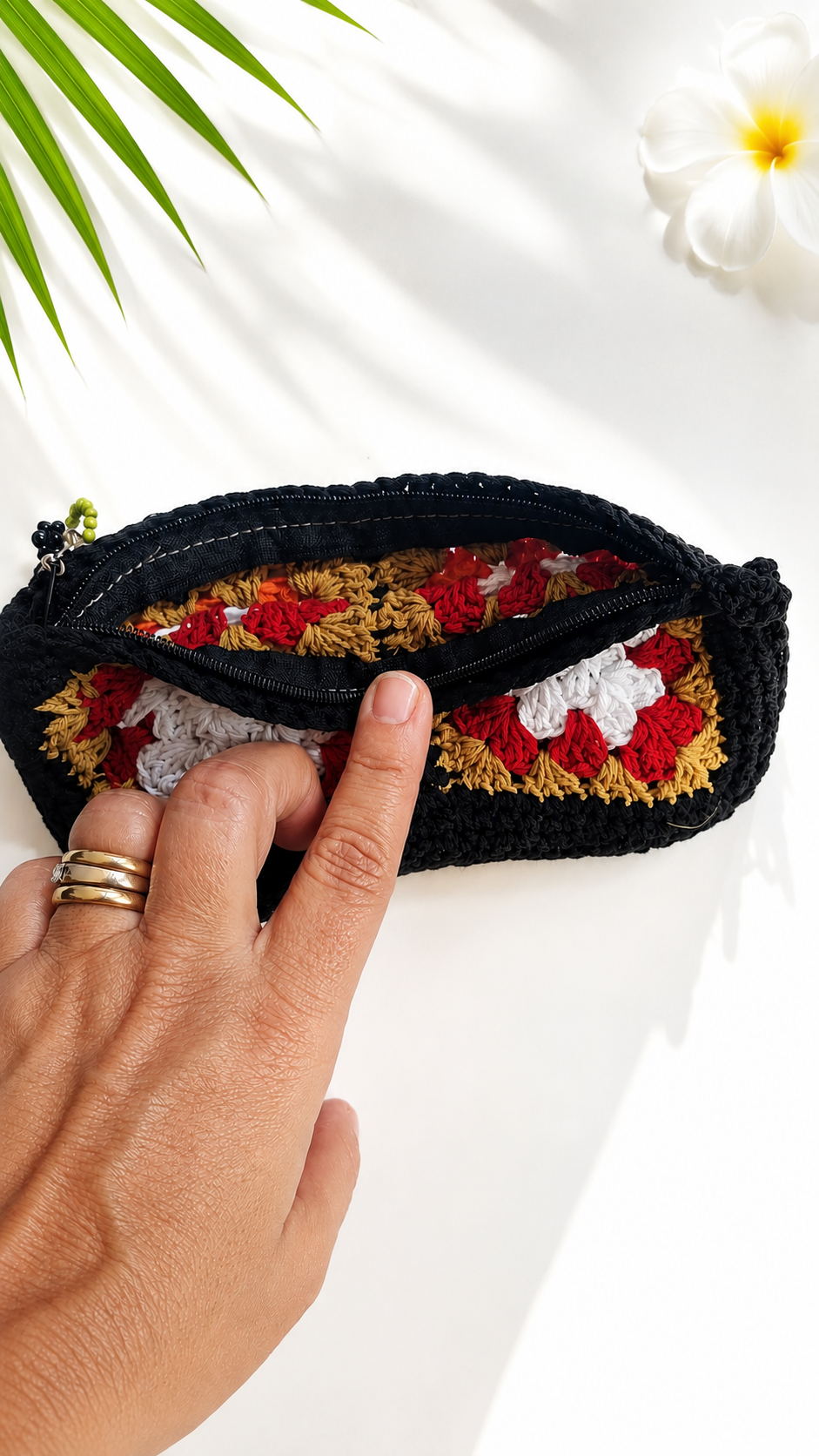 Black Crochet Clutch with Beaded Crocodile Charm – Handmade Multicolor Pochette - immagine 5