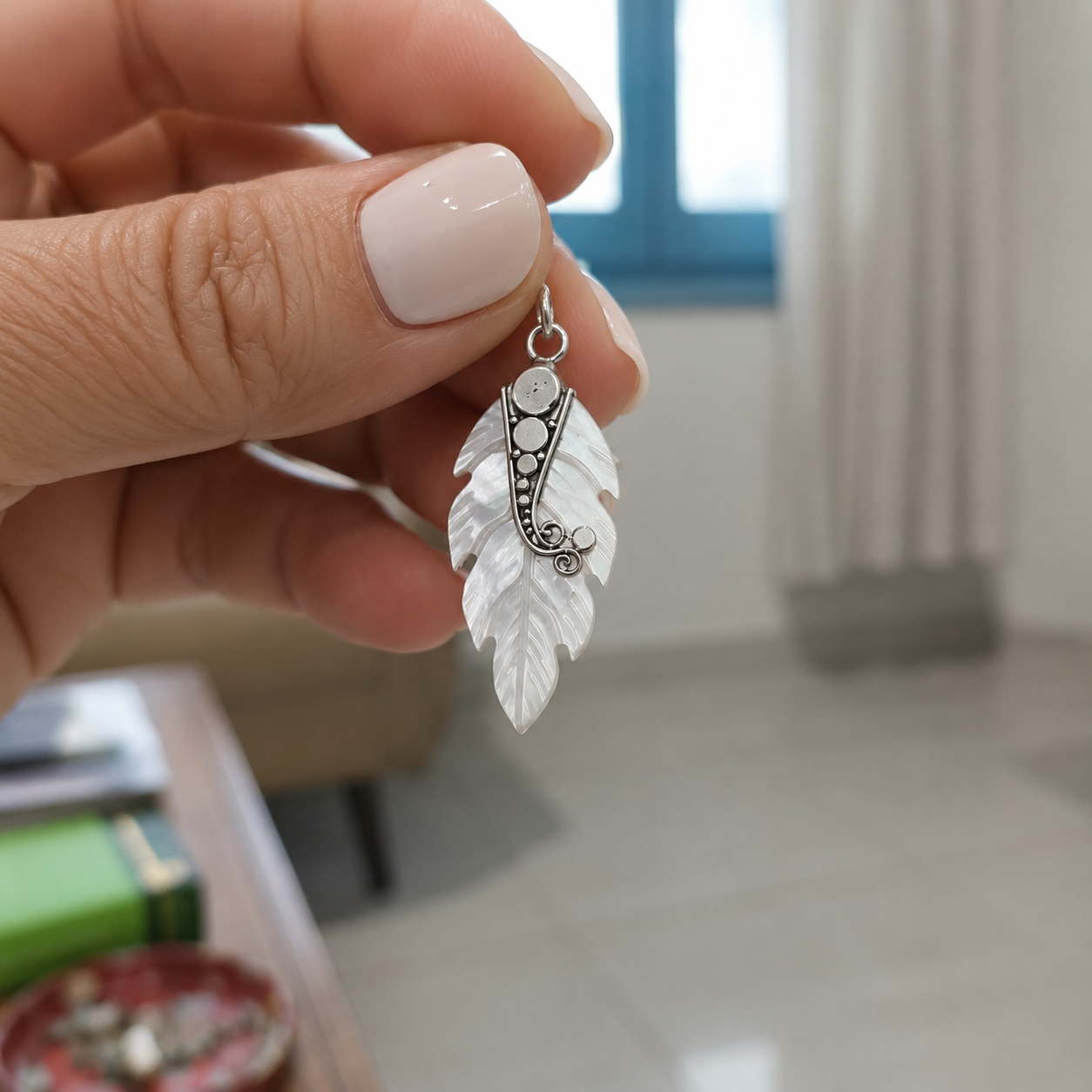 Carved Mother of Pearl Feather Earrings – Handcrafted 925 Sterling Silver Jewelry - immagine 5