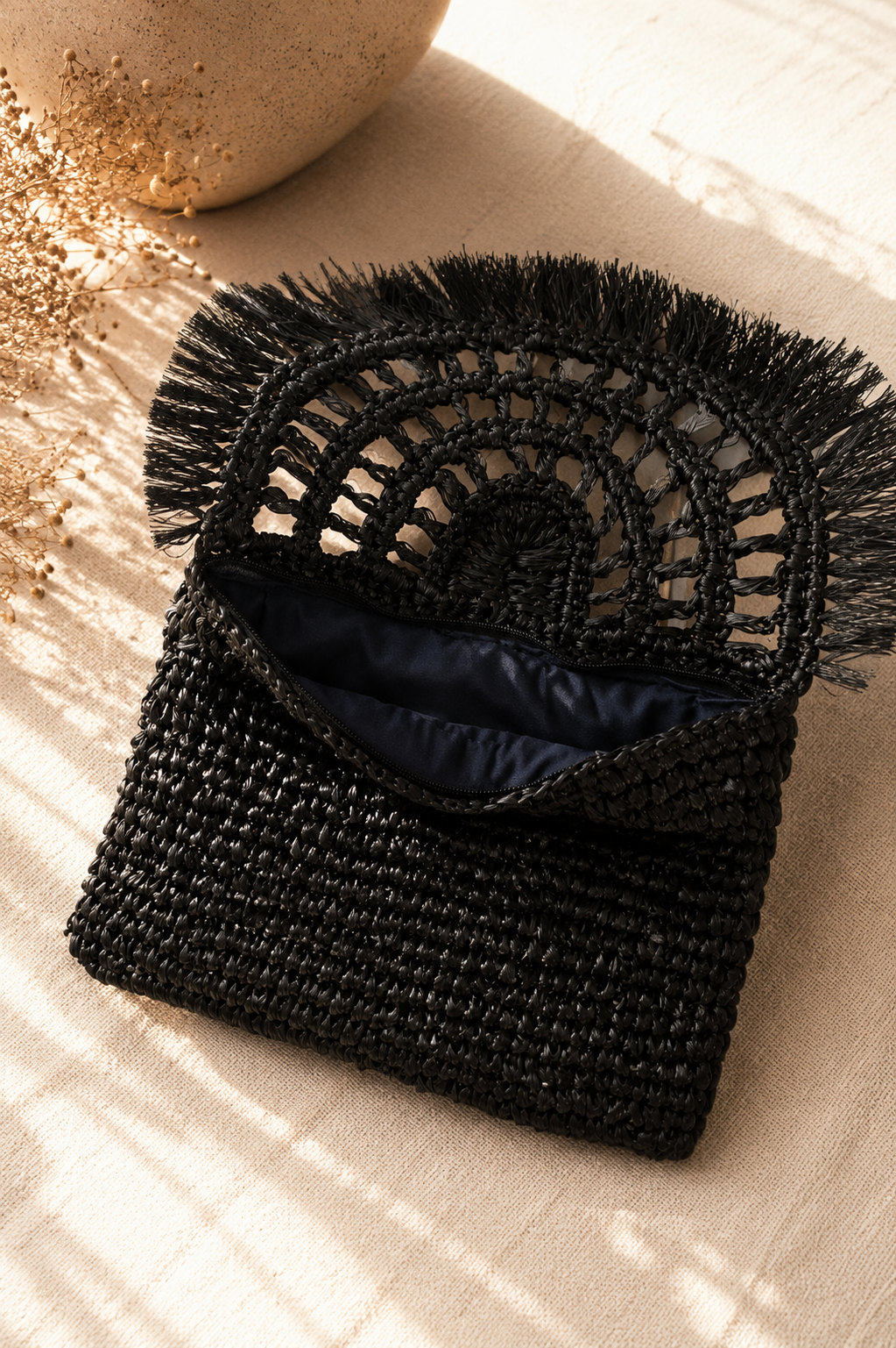 Black Handwoven Raffia Clutch Bag – Artisan Boho Pochette - immagine 5